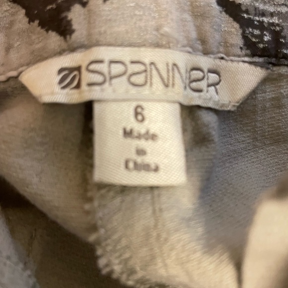 Spanner size 6 gray capri pants - Picture 3 of 3